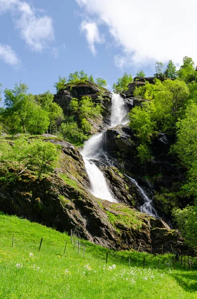 Beautiful Natural Long Majestic Waterfall Norway Mountains Covered Trees Forming — Stock Photo, Image