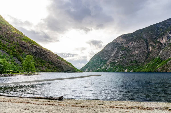 Açık Güneşli Bir Günde Balıklarla Dolu Norveç Dağlarının Güzel Manzarası — Stok fotoğraf