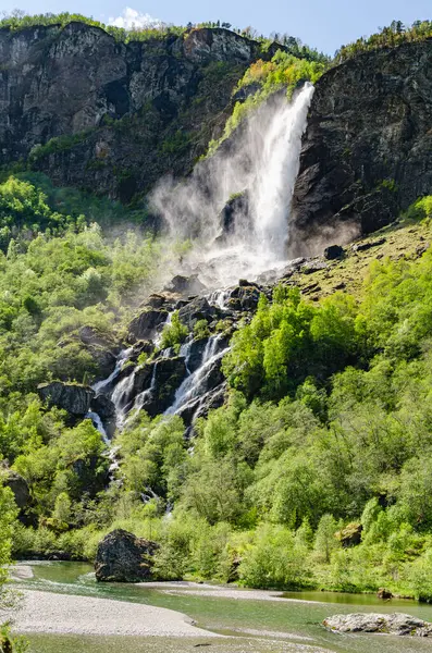 Bela Cachoeira Natural Longa Majestosa Nas Montanhas Noruega Coberto Árvores — Fotografia de Stock