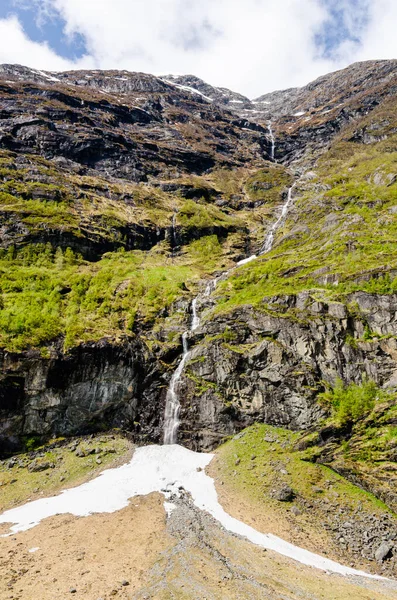 挪威山区美丽的天然长而雄伟的瀑布 覆盖着树木 形成了美丽的野生动植物和大自然的森林 — 图库照片