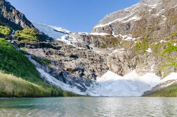 Norveç Dağın Altında Eriyen Güzel Bir Buzdağı — Stok fotoğraf