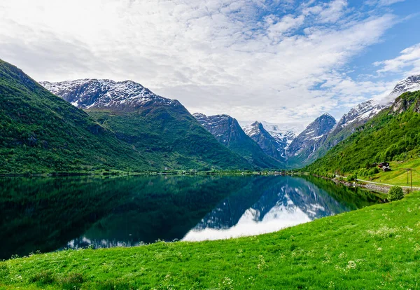 Piękny Widok Norweskie Góry Pogodny Słoneczny Dzień Rzeką Pełną Ryb — Zdjęcie stockowe