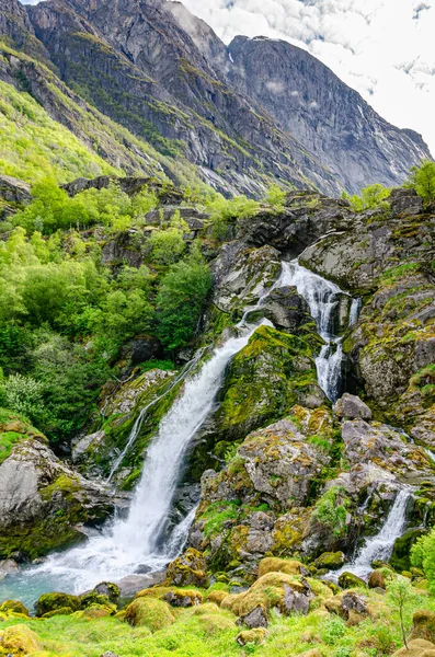 Bela Cachoeira Natural Longa Majestosa Nas Montanhas Noruega Coberto Árvores — Fotografia de Stock
