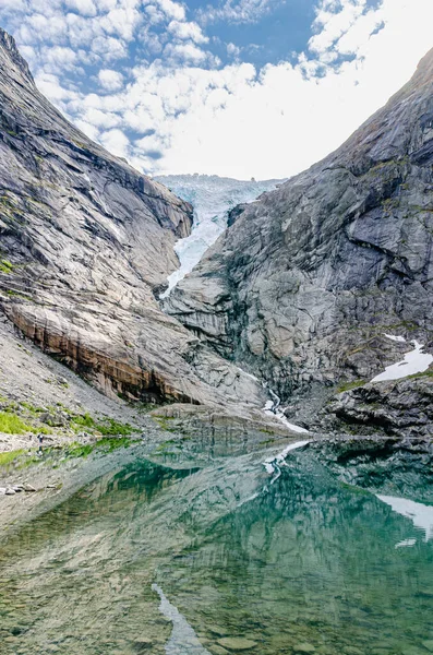 ノルウェーの山の下の湖に溶け込む美しい氷山 — ストック写真