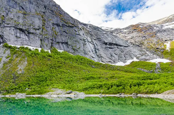 Altında Eriyip Göle Dönüşen Güzel Bir Buzul Norveç Bir Dağ — Stok fotoğraf