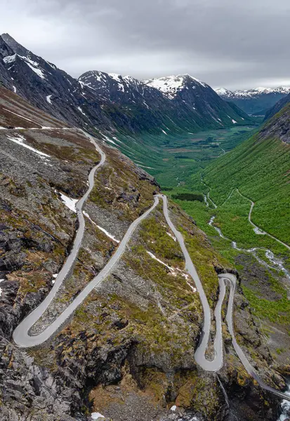 Uma Estrada Trollstigen Épica Tortuosa Descendo Montanha Até Vale Noruega — Fotografia de Stock