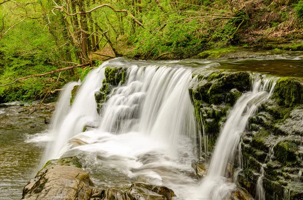 Uma Cachoeira Velocidade Obturador Longo Câmera Lenta Bonita Floresta Gales — Fotografia de Stock