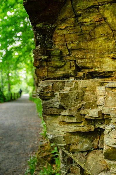 Detail Podpisů Vytesaných Přírodní Skalní Formaci Lesní Cestě Yorkshire Woods — Stock fotografie