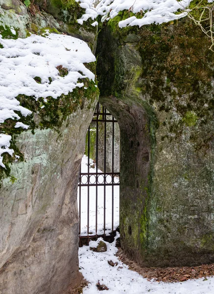 冬には神秘的な庭への門の入り口 探検する価値のある遺跡 — ストック写真