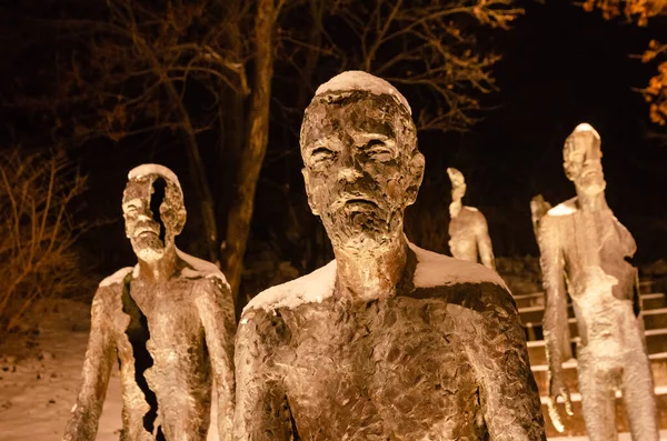 Foto Notturna Misteriose Statue Spaventose Persone Che Scendevano Scale Alcuni — Foto Stock
