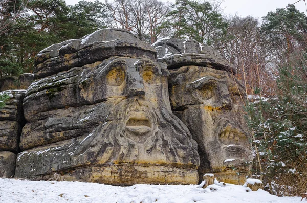 捷克共和国利贝霍夫和塞利齐附近的松树林的石碑砂岩雕塑塞托维 赫拉维 Certovy Hlavy Hlavy 瓦茨拉夫 莱维创作的恶魔头 — 图库照片