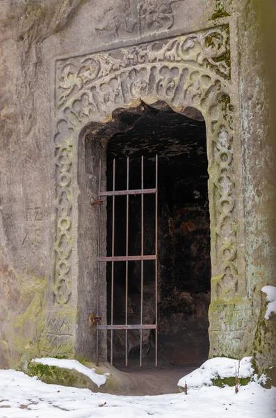 Entrée Porte Dans Bâtiment Mystérieux Hiver Ruines Dignes Être Explorées — Photo