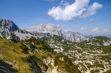 Triglav Ulusal Parkı 'ndaki Julian Alpleri manzarası. Dağ zirveleri kısmen kalıcı karla kaplıdır. Tipik kireçtaşı kayasının güzel dokusu.