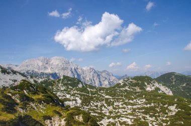Triglav Ulusal Parkı 'ndaki Julian Alpleri manzarası. Dağ zirveleri kısmen kalıcı karla kaplıdır. Tipik kireçtaşı kayasının güzel dokusu.