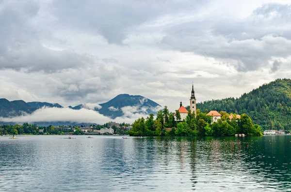 Kościół Zbudowany Wyspie Środku Jeziora Bled Słowenii — Zdjęcie stockowe