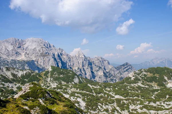Triglav Ulusal Parkı 'ndaki Julian Alpleri manzarası. Dağ zirveleri kısmen kalıcı karla kaplıdır. Tipik kireçtaşı kayasının güzel dokusu.