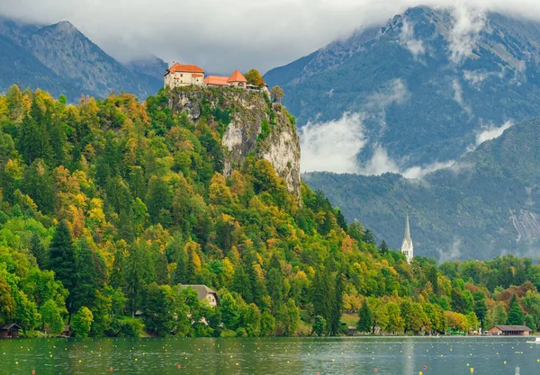 Poranne Zdjęcie Zamku Słowenii Jezioro Bled Umieszczone Szczycie Wzgórza Środku — Zdjęcie stockowe
