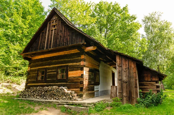 Krásný Dřevěný Starý Dům Zeleném Lese Hromadou Dřeva Uloženého Vpředu — Stock fotografie