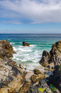 İskoçya 'nın güzel, dramatik ve vahşi kıyı şeridi. Saf mavi sular, Karayipler 'deki gibi. Vahşi dalgalar. Tehlikeli.