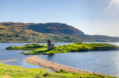Adalı güzel bir İskoç manzarası ve göller ve dağlar arasında küçük bir kale - ardvreck kalesi. Güneşli bir günde inanılmaz vahşi doğa. Kuzey Sahili 'ndeki bir gezide çekilmiş.