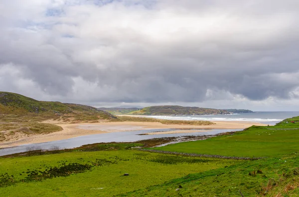 Θαλάσσια Ακτή Στη Σκωτία Όμορφη Φύση Μια Συννεφιασμένη Αλλά Όμορφη — Φωτογραφία Αρχείου