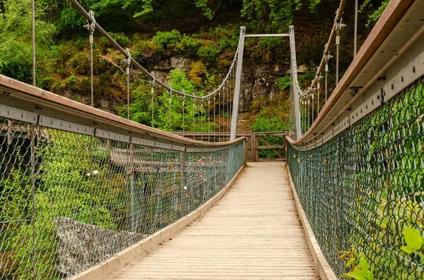 Vista Frontal Uma Ponte Cabo Metal Sobre Desfiladeiro Meio Floresta — Fotografia de Stock