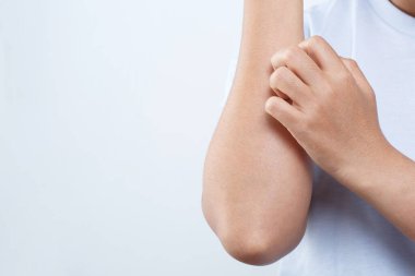 Sağlık sorunları, kadının elleri kaşınıyor.