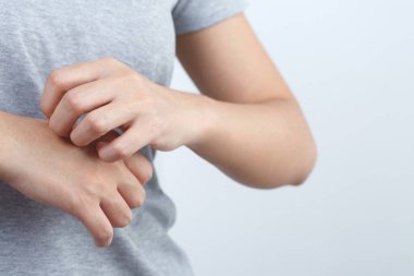 Sağlık sorunları, kadının elleri kaşınıyor.