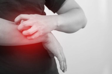 Sağlık sorunları, adamın elleri kaşınıyor.