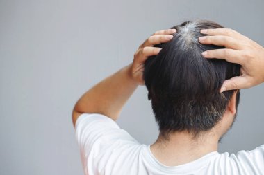 Gençlerin geçmişe bakış açısı, erken gri saçlar, siyah ağarmış saç köklerinin baş değiştirerek yaşlı bir adama dönüştüğünü gösteriyor..