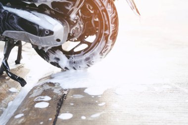 İşçi Oto Bakım 'da motosikleti yıkıyor..