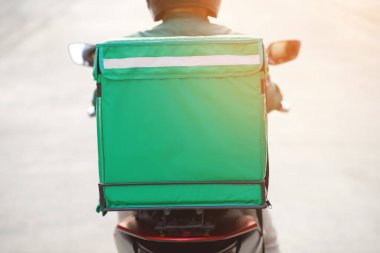 Çevrimiçi uygulamaları olan yeşil tişört sürücüsü fast food dağıtımına hazır