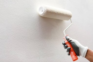 Patenli fırça boyası, yüzey duvarı boyama, beyaz boyayla yenileme. Açıklayıcı metin yazmak için boş kopya alanı bırak.