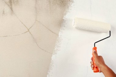 Patenli fırça boyası, yüzey duvarı boyama, beyaz boyayla yenileme. Açıklayıcı metin yazmak için boş kopya alanı bırak.