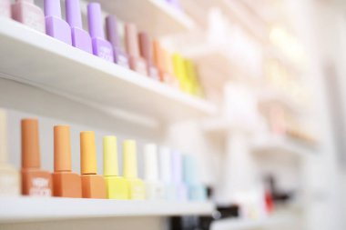 Güzellik salonunun rafında oje.