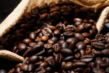 kavrulmuş kahve çekirdeklerinin yakın dokusunun fotografı arka plan olarak kullanılabilir..