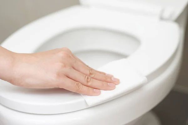 Mujer Usando Papel Seda Limpiar Inodoro Baño Casa — Foto de Stock