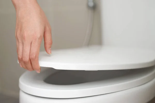 Menutup Tangan Seorang Wanita Menutup Tutup Toilet Duduk Kebersihan Dan — Stok Foto