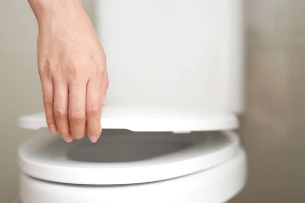 Main Fermée Une Femme Fermant Couvercle Siège Toilette Concept Hygiène — Photo