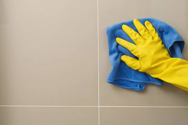 Домохозяйка Использует Тряпку Почистить Стену Ванной — стоковое фото