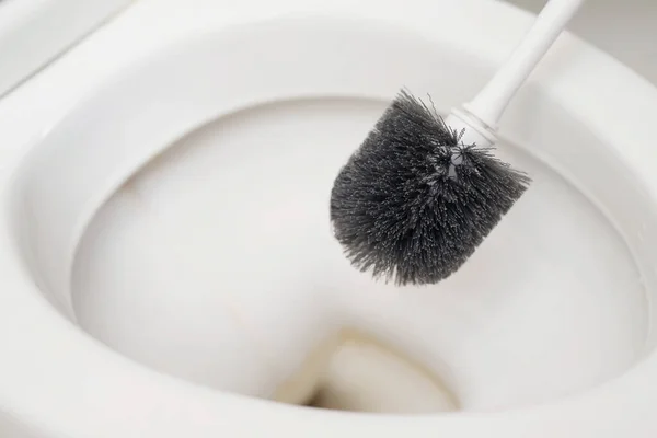 Hausfrau Putzt Mit Bürste Die Toilette — Stockfoto