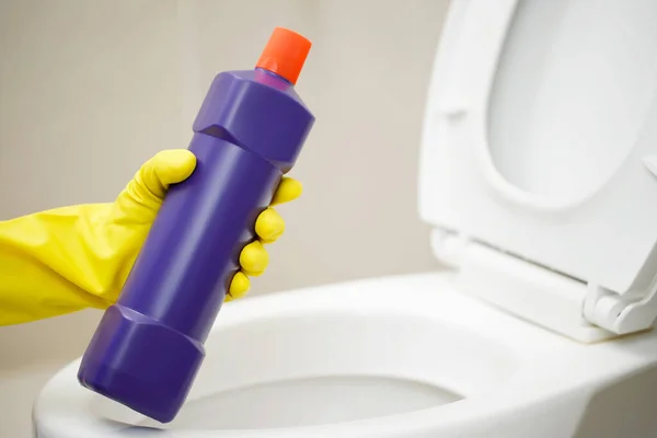 Limpiador Inodoros Limpiar Cuidar Los Utensilios Sanitarios — Foto de Stock
