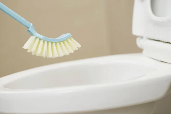 Las Amas Casa Utilizan Cepillo Para Limpiar Baño Para Eliminar — Foto de Stock