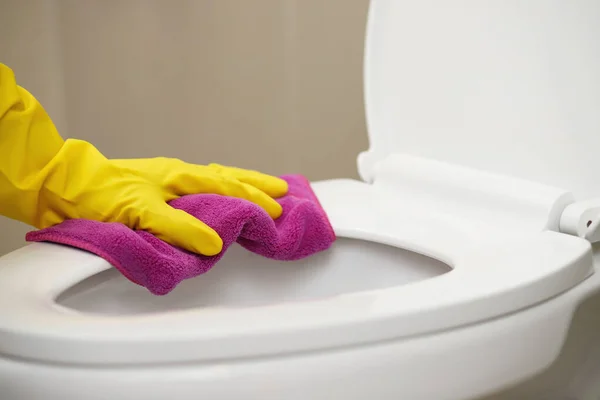 Limpador Banheiro Com Cuidados Sanitários — Fotografia de Stock