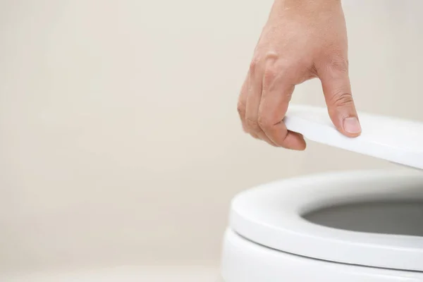 Menutup Tangan Seorang Wanita Menutup Tutup Toilet Duduk Kebersihan Dan — Stok Foto