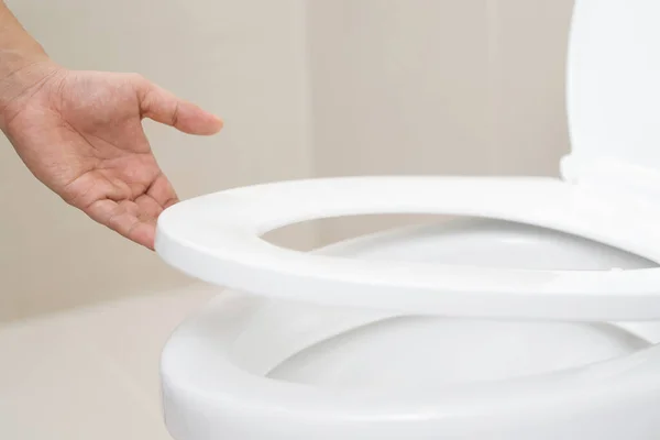 Fechar Mão Uma Mulher Fechando Tampa Assento Vaso Sanitário Conceito — Fotografia de Stock