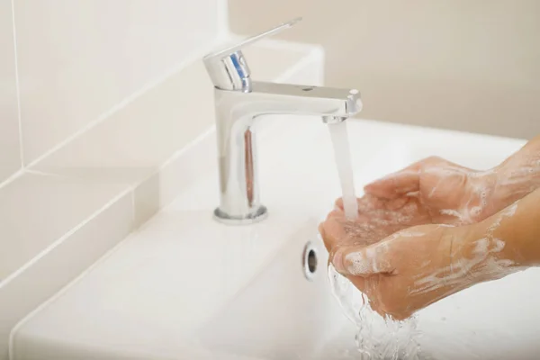 Hijyen Temizlikçi Eller Musluğun Altında Sabunla Ellerini Yıkamak Kirli Para — Stok fotoğraf