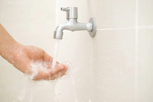 Mužská Ruka Testování Síly Kohoutku Kohoutku Vody Koupelně — Stock fotografie