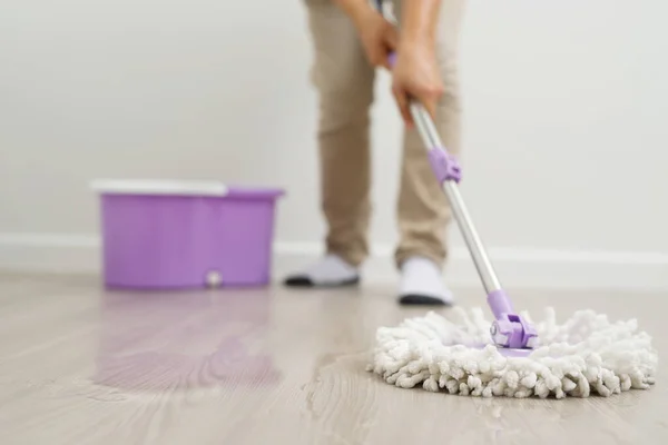 Funcionários Usam Panos Esfregona Para Limpar Chão Dentro Casa — Fotografia de Stock