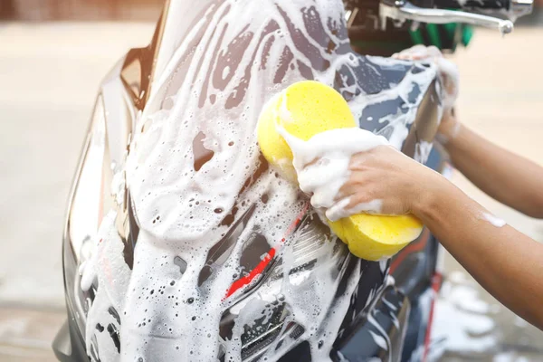 Trabajador Está Lavando Motocicleta Car Care — Foto de Stock